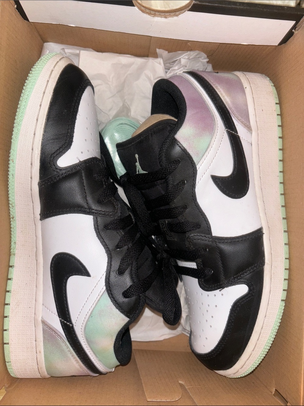 Jordan Kids Low-Top Sneakers in Black, White & Mint